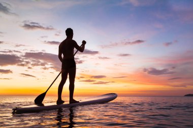 gün batımı, kürek Tayland'da ayakta Plaj Paddleboard
