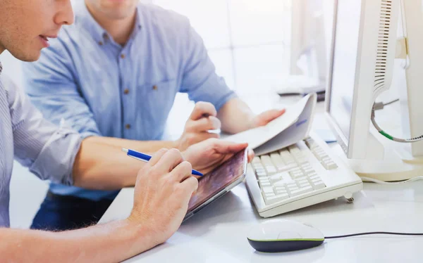 Affärsmän Som Arbetar Kontoret Händer Med Digital Tablett — Stockfoto