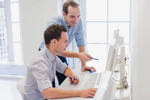 Equipo Negocios Trabajando Juntos Computadora Hombre Negocios Discutiendo Proyecto Oficina — Foto de Stock