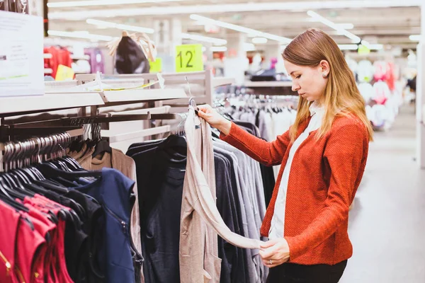 Shopping Kvinnan Välja Kläder Butiken — Stockfoto