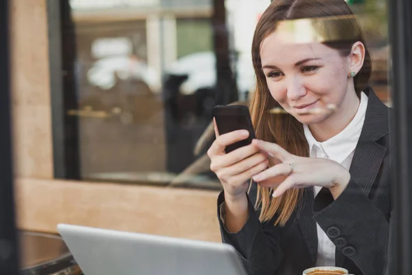 Pretty Young Caucasian Woman Using Smartphone Smiling — Stock Photo, Image