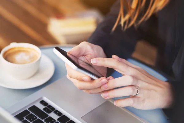 Primer Plano Las Manos Utilizando Aplicación Móvil Teléfono Inteligente Mujer —  Fotos de Stock