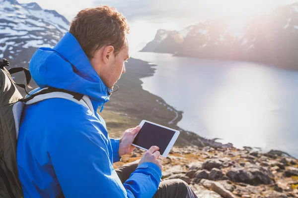 Traveler Backpacker Using Digital Tablet Computer Mountains Mobile Travel Application — Stock Photo, Image