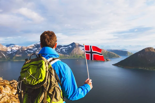 Viaje Noruega Viajero Excursionista Con Mochila Con Bandera Noruega Mirando — Foto de Stock
