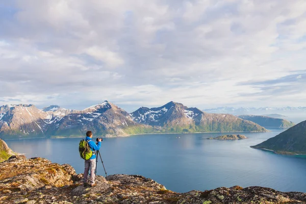 Natuur Landschapsfotograaf Met Statief Dslr Camera Voor Het Opvangen Van — Stockfoto