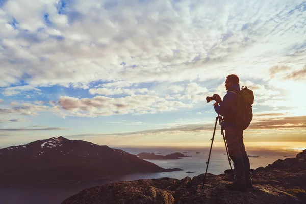 Photographe Avec Trépied Prenant Panorama Beau Paysage Naturel Norvège Coucher — Photo