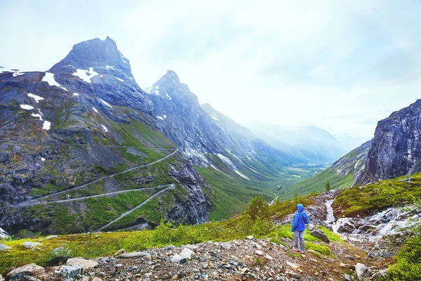 Trollstigen Noruega Turista Mirando Carretera Montaña Impresionante Hermoso Paisaje —  Fotos de Stock