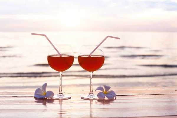 Gün Batımı Iki Bardak Romantik Tatil Arka Plan Plaj Kokteyller — Stok fotoğraf