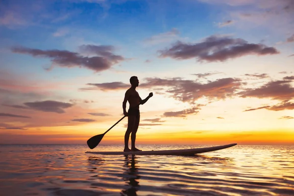 Tabla Pádel Actividad Ocio Playa Silueta Hermosa Del Hombre Atardecer — Foto de Stock