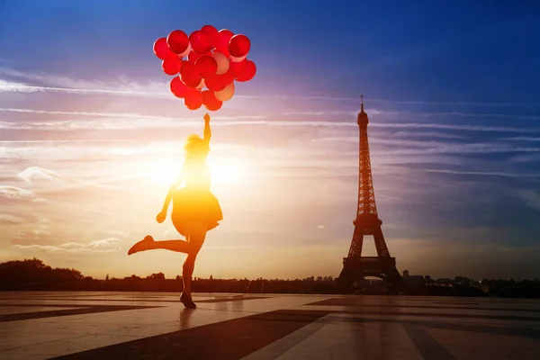 Mujer Feliz Con Globos Rojos Saltando Cerca Torre Eiffel París —  Fotos de Stock
