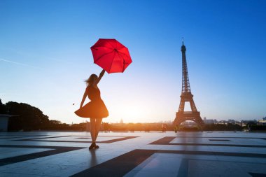 Paris, Eyfel Kulesi yakınındaki kırmızı şemsiye ile güzel kız silüeti seyahat