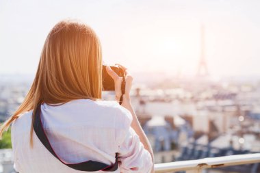 turist fotoğrafçı Eyfel Kulesi Paris alarak fotoğraf ve panoramik şehir