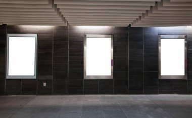 Üç boş beyaz boş karanlık modern kentsel koridor reklam panoları afiş
