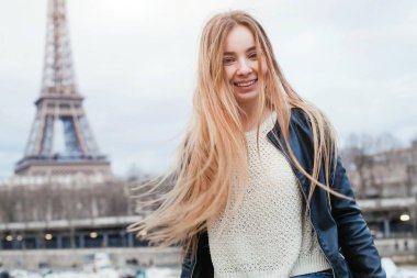 portre, öğrenci Avrupa'da seyahat kız gülümseyerek mutlu genç kadın Paris'te Eyfel Kulesinin yakınında
