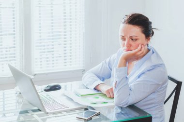 şüphe kavramı, zor iş, iş kadını ile büyük sorumluluk, karmaşık proje önünde ofiste belirsiz çalışan korkuttu