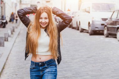 mutlu güzel genç kadın kameraya gülümseyen kız sokak portre seyir