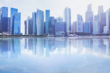 Modern cityscape manzarası ile su yansıma, iş ofis binaları boşaltmak ile arka plan