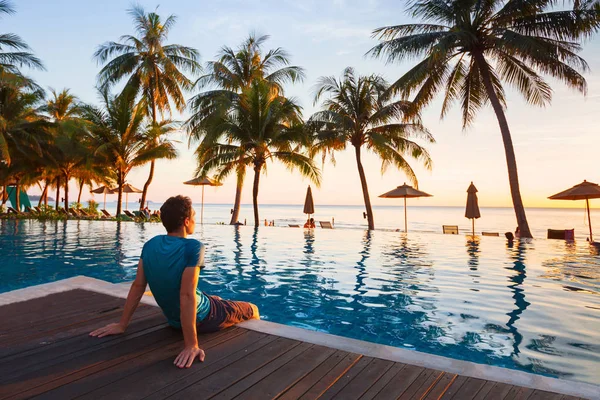 Vacaciones Felices Hermoso Hotel Playa Atardecer Hombre Sentado Cerca Piscina —  Fotos de Stock