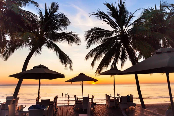 Restauracja Plaży Zachodzie Słońca Tropikalnej Wyspie — Zdjęcie stockowe