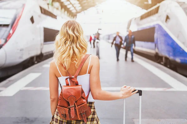 電車で駅でスーツケースを待機するいると女性の乗客旅行します — ストック写真
