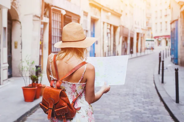 Femme Touriste Regardant Carte Sur Rue Ville Européenne Voyage Europe — Photo