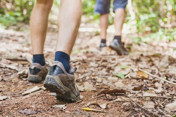 Randonnée Dans Forêt Gros Plan Sur Les Pieds Randonneur Randonnée — Photo