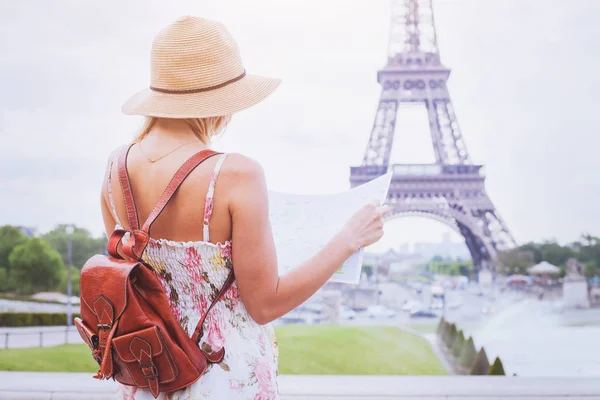 Turista Guardando Mappa Della Città Parigi Vicino Alla Torre Eiffel — Foto Stock