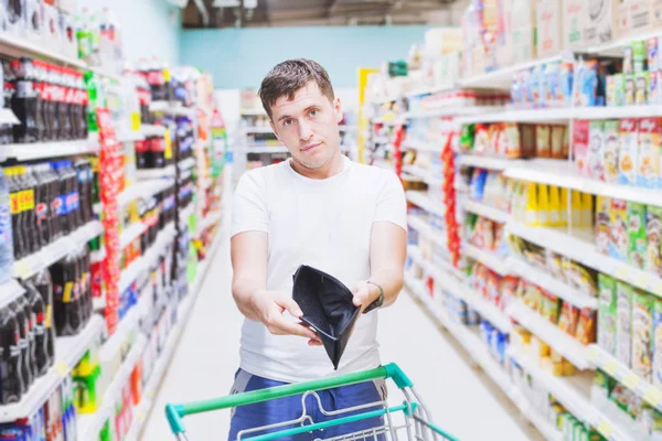 高価なスーパーに購入するお金がない空の財布を見せる食品ショッピング — ストック写真