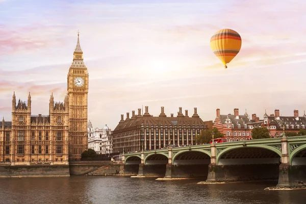 Αερόστατο Ζεστού Αέρα Στο Λονδίνο Όμορφη Θέα Του Ποταμού Γέφυρα — Φωτογραφία Αρχείου