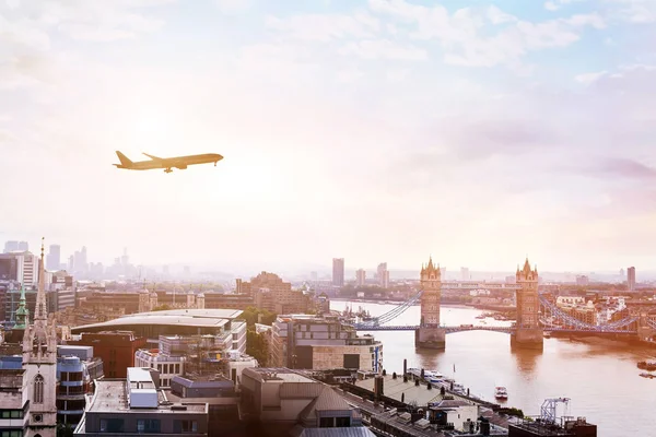 タワー ブリッジ ロンドンのフライトで 空に飛行機を経由します — ストック写真