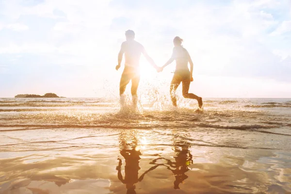 Feliz Jovem Casal Divertindo Praia Pôr Sol Respingo Água Curtindo — Fotografia de Stock