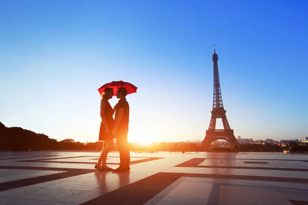 Casal Romântico Paris Homem Mulher Sob Guarda Chuva Perto Torre — Fotografia de Stock