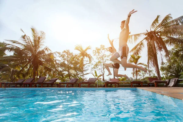 Gente Saltando Piscina Vacaciones Playa Amigos Divirtiéndose Juntos — Foto de Stock