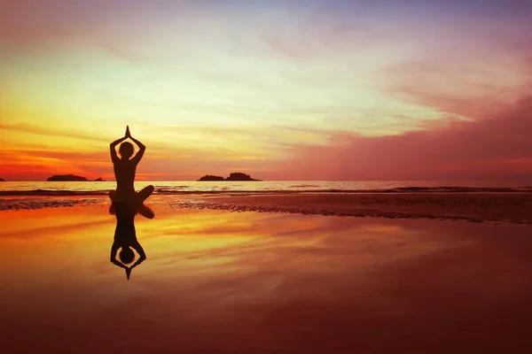 Praktijk Van Yoga Het Strand Bij Zonsondergang Silhouet Van Vrouw — Stockfoto