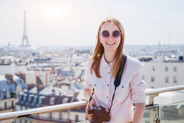 Retrato Feliz Sorridente Mulher Turista Com Câmera Paris Passeios Viagem — Fotografia de Stock