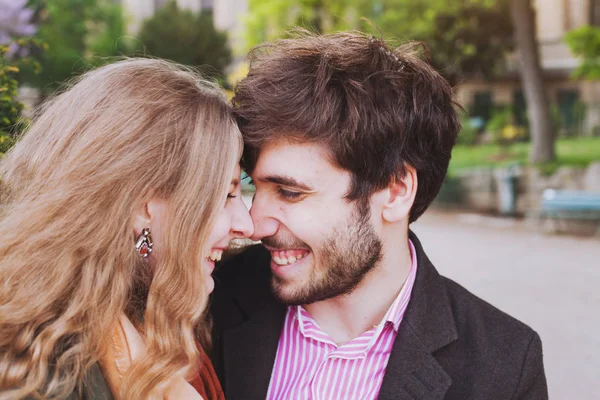 Porträtt Unga Lyckliga Paret Skrattar Tillsammans Utanför Tillgiven Man Och — Stockfoto