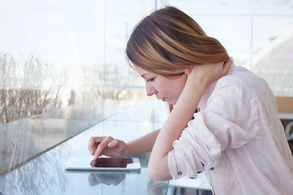 Wanita Muda Menggunakan Gadget Tablet Digital Interior Modern Memeriksa Email — Stok Foto