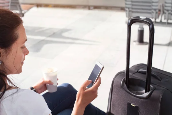 Женщина Пассажир Помощью Мобильного Интернета Своем Смартфоне Аэропорту Современном Вокзале — стоковое фото