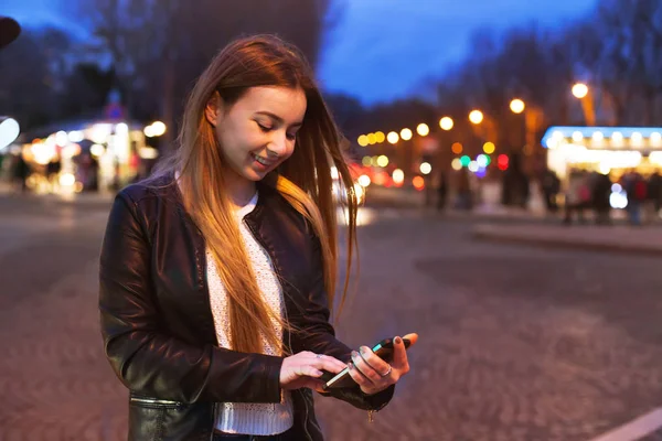 Young Woman Using Smartphone Street Night Smiling — Stock Photo, Image