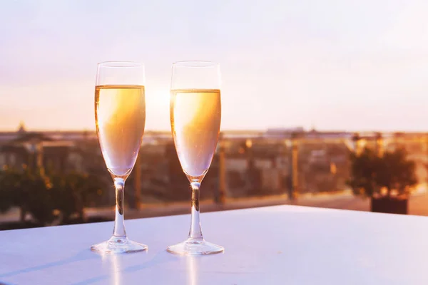 Due Bicchieri Champagne Ristorante Sul Tetto Con Vista Sullo Skyline — Foto Stock