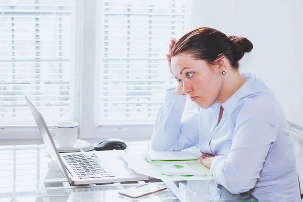 愤怒愤怒的女人在现代商务办公室看着屏幕上的笔记本电脑 恼火女商人 — 图库照片