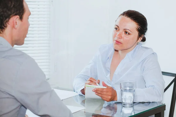 Colloquio Lavoro Ufficio Aziendale Moderno Donna Rigorosa Ascoltando Giovane Uomo — Foto Stock