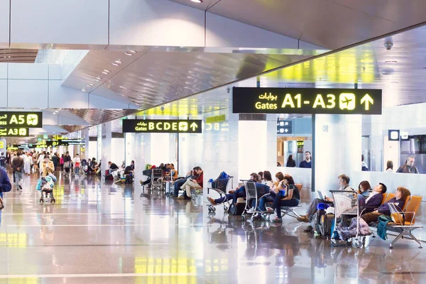 Doha Qatar Abril 2017 Personas Esperando Aeropuerto Internacional Doha — Foto de Stock