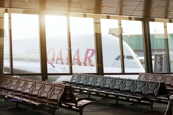 Doha Qatar April 2017 Airplane Qatar Airways International Airport Doha — Stock Photo, Image