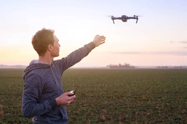 Hombre Piloteando Drones Humanos Comunicación Tecnológica — Foto de Stock