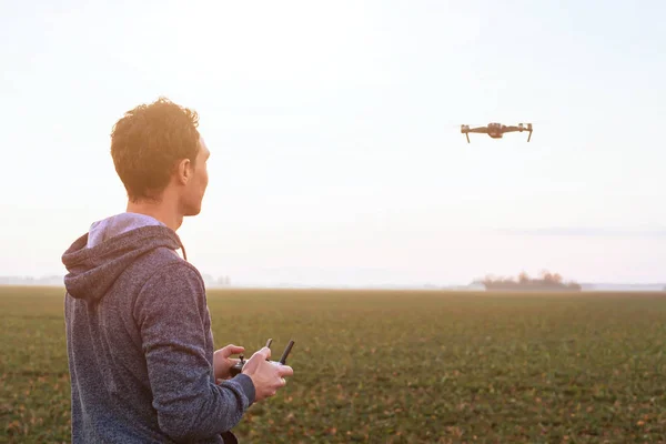 Hombre Pilotando Dron Campo Puesta Del Sol Fondo Tecnología Uav — Foto de Stock