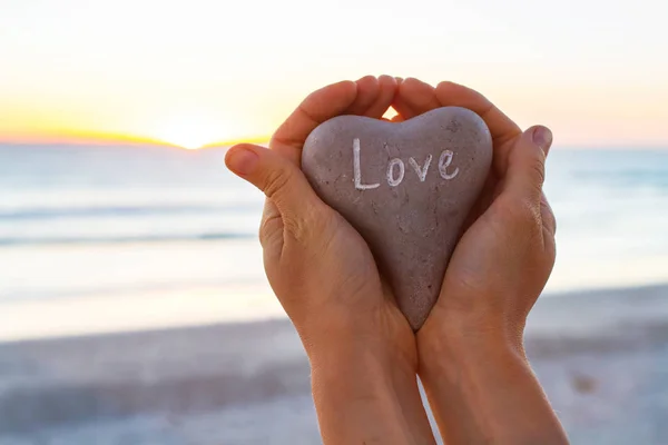Conceito Amor Mãos Segurando Coração Praia Pôr Sol — Fotografia de Stock