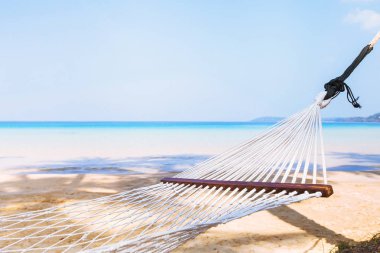 plaj tatil, turizm kavramı arka plan, boş hamak hotel paradise Island üzerinde