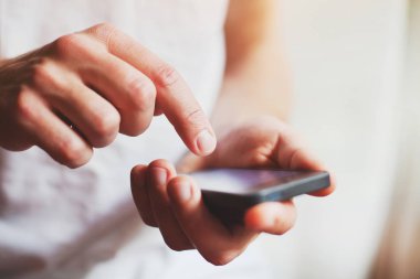 eller hareket eden kullanma smartphone, soyut kullanan kişi yakın çekim