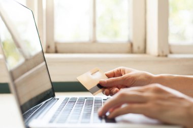 Internet kavramı üzerinde alışveriş online, kartı ile ödeme